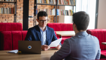 Wycena nieruchomości | Studia podyplomowe w Opolu | Uniwersytet WSB Merito Opole: Główna grafika: Opole - studia podyplomowe - Wycena nieruchomości - uczestnicy studiów podyplomowych rozmawiają wspólnie siedząc na przeciwko siebie