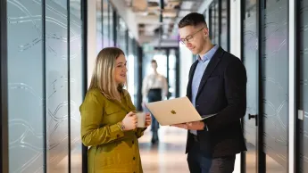 Programista Python Developer | Studia podyplomowe w Opolu | Uniwersytet WSB Merito Opole: Główna grafika: Opole - studia podyplomowe - Programista  Python Developer - uczestnicy studiów podyplomowych analizują treści z laptopa