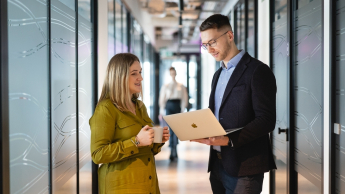 Programista Python Developer | Studia podyplomowe w Opolu | Uniwersytet WSB Merito Opole: Główna grafika: Opole - studia podyplomowe - Programista  Python Developer - uczestnicy studiów podyplomowych analizują treści z laptopa