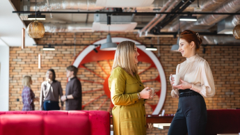 Zarządzanie jakością | Uniwersytet WSB Merito Opole: Grafika główna: Opole - studia podyplomowe - Zarządzanie jakością - uczestnicy studiów podyplomowych rozmawiają między soba