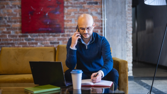 Zarządzanie logistyką w służbach mundurowych | Studia podyplomowe w Opolu | Uniwersytet WSB Merito Opole: Główna grafika: Opole - studia podyplomowe -Zarządzanie logistyką w służbach mundurowych - uczestnik studiów podyplomowych rozmawia przez telefon