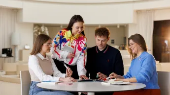 Wyniki wyszukiwania | Uniwersytet WSB Merito Opole: Główna grafika: Opole - studia podyplomowe - Psychologia polityki i komunikacja w kampaniach wyborczych - uczestnicy studiów podyplomowych rozmawiają między sobą