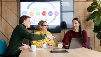 Diversity and Inclusion - Zarządzanie różnorodnością w organizacji | Studia podyplomowe w Opolu | Uniwersytet WSB Merito Opole: Główna grafika: Opole - studia podyplomowe -Diversity and Inclusion - Zarządzanie różnorodnością w organizacji - uczestnicy studiów podyplomowych rozmawiają i analizują treści z laptopa 