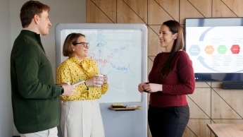 Copywriting sprzedażowy z AI | Studia podyplomowe w Opolu | Uniwersytet WSB Merito Opole: Główna grafika: Opole - studia podyplomowe - Copywriting sprzedażowy z AI - uczestnicy studiów podyplomowych rozmawiają wspólnie w sali na uczelni