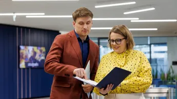 Zarządzanie jakością | Studia podyplomowe w Opolu | Uniwersytet WSB Merito Opole: Grafika główna: Opole - studia podyplomowe - Zarządzanie jakością - uczestnicy studiów podyplomowych analizują treści z kartki
