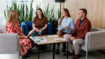 Innowacje w zarządzaniu jednostkami administracji | Studia podyplomowe w Opolu | Uniwersytet WSB Merito Opole: Główna grafika: Opole - studia podyplomowe - Innowacje w zarządzaniu jednostkami administracji - uczestnicy studiów podyplomowych siedzą i rozmawiają ze sobą