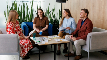 Innowacje w zarządzaniu jednostkami administracji | Studia podyplomowe w Opolu | Uniwersytet WSB Merito Opole: Główna grafika: Opole - studia podyplomowe - Innowacje w zarządzaniu jednostkami administracji - uczestnicy studiów podyplomowych siedzą i rozmawiają ze sobą