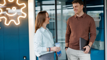 STEAM i sztuczna inteligencja w edukacji | Uniwersytet WSB Merito Opole: Główna grafika: Opole - studia podyplomowe - STEAM I sztuczna inteligencja w edukacji - uczestnicy studiów podyplomowych rozmawiają ze sobą na korytarzu