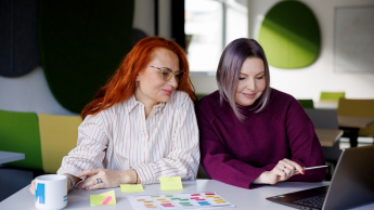 Sztuczna inteligencja (AI) z elementami cyberpsychologii | Studia podyplomowe w Opolu | Uniwersytet WSB Merito Opole: Główna grafika: Opole - studia podyplomowe -Sztuczna inteligencja (AI) z elementami cyberpsychologii - uczestniczki studiów podyplomowych analizują wspólnie notatki 