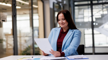 Sztuczna inteligencja (AI) z elementami cyberpsychologii | Studia podyplomowe w Opolu | Uniwersytet WSB Merito Opole: Główna grafika: Opole - studia podyplomowe -Sztuczna inteligencja (AI) z elementami cyberpsychologii - uczestniczka studiów podyplomowych czyta treści z kartki 