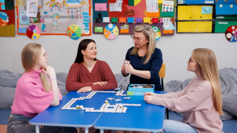 Pedagogika przedszkolna i wczesnoszkolna | Studia jednolite magisterskie w Opolu | Uniwersytet WSB Merito Opole: Grafika główna: Opole - studia jednolite magisterskie - Pedagogika przedszkolna i wczesnoszkolna - studentkI pedagogiki biorą udział w zajęciach