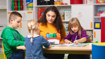 Pedagogika przedszkolna i wczesnoszkolna | Studia jednolite magisterskie w Opolu | Uniwersytet WSB Merito Opole: Grafika główna: Opole - studia jednolite magisterskie - Pedagogika przedszkolna i wczesnoszkolna - studentka pedagogiki prowadzi zajęcia dla dzieci