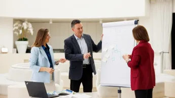 Analiza Transakcyjna w Organizacji | Studia podyplomowe w Opolu | Uniwersytet WSB Merito Opole: osoby przy flipchart