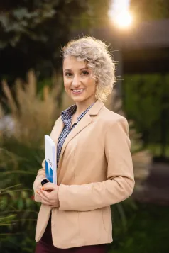 Dziekanat | Uniwersytet WSB Merito Opole: Absolwentka kierunku Administracja i bezpieczeństwo wewnętrzne na Uniwersytecie WSB Merito Opole