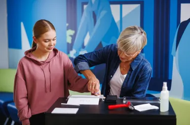 Laboratoria i pracownie | Uniwersytet WSB Merito Opole: Wykładowca uczący jak pobierać odciski palców