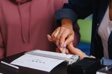 Laboratoria i pracownie | Uniwersytet WSB Merito Opole: Wykładowca uczący jak pobierać odciski palców