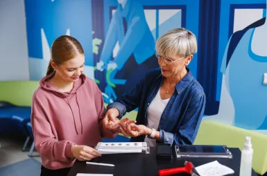 Laboratoria i pracownie | Uniwersytet WSB Merito Opole: Wykładowca uczący jak pobierać odciski palców