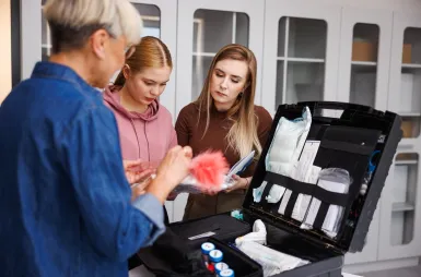 Laboratoria i pracownie | Uniwersytet WSB Merito Opole: Studentki uczące się jak korzystać z walizki kryminalistycznej