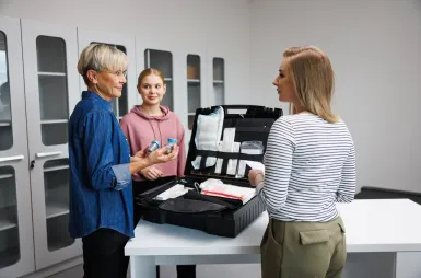 Nasz budynek | Uniwersytet WSB Merito Opole: Wykładowczyni omawiająca walizkę kryminalistyczną