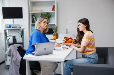 Nasz budynek | Uniwersytet WSB Merito Opole: Studentki w laboratorium dietetyki