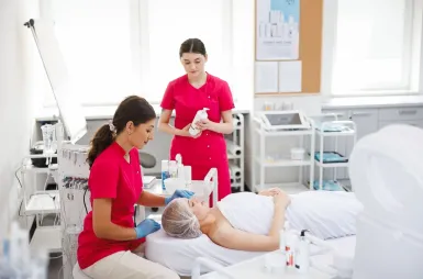 Laboratoria i pracownie | Uniwersytet WSB Merito Opole: Laboratorium kosmetologiczne, dwie studentki przeprowadzają zabieg kosmetologiczny