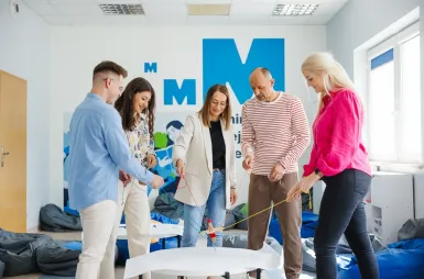 Laboratoria i pracownie | Uniwersytet WSB Merito Opole: Trening Umiejętności Społecznych, grupa studentów pracuje w projekcie