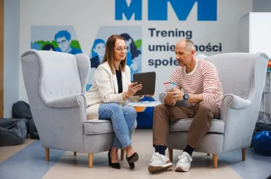 Laboratoria i pracownie | Uniwersytet WSB Merito Opole: Trening Umiejętności Społecznych, mężczyzna i kobieta siedzą w fotelach i rozmawiają