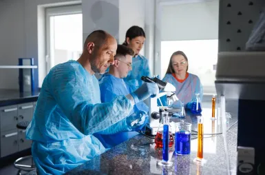 Nasz budynek | Uniwersytet WSB Merito Opole: Studenci w laboratorium chemii