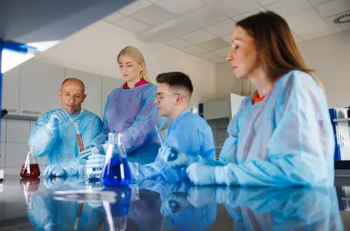 Laboratoria i pracownie | Uniwersytet WSB Merito Opole: Laboratorium chemii, grupa studentów pracuje z odczynami