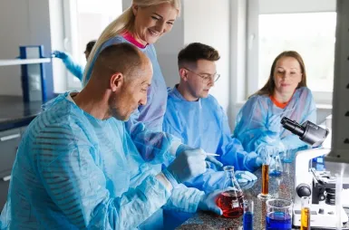 Laboratoria i pracownie | Uniwersytet WSB Merito Opole: Laboratorium chemii, grupa studentów pracuje z probówkami i odczynami