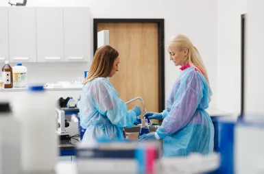 Laboratoria i pracownie | Uniwersytet WSB Merito Opole: Laboratorium chemiczne, dwie studentki z probówkami w fartuchach laboratoryjnych