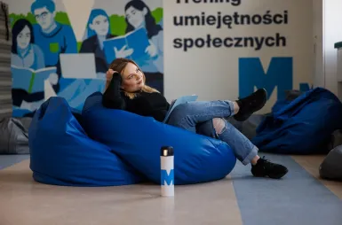 Laboratoria i pracownie | Uniwersytet WSB Merito Opole: Trening Umiejętności Społecznych, studentka siedzi na pufach
