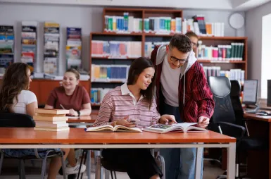 Nasz budynek | Uniwersytet WSB Merito Opole: Studenci w bibliotece