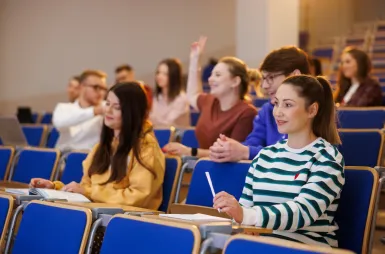 Nasz budynek | Uniwersytet WSB Merito Opole: Grupa studentów na auli