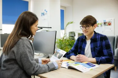 Nasz budynek | Uniwersytet WSB Merito Opole: Student załatwiający sprawy w biurze karier