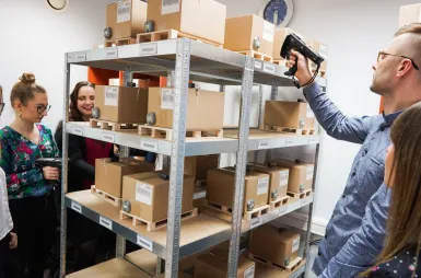 Laboratoria i pracownie | Uniwersytet WSB Merito Opole: Laboratorium RFID, grupa studentów pracuje z czytnikiem