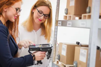 Laboratoria i pracownie | Uniwersytet WSB Merito Opole: Laboratorium RFID, dwie studentki pracują z czytnikiem