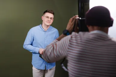 Laboratoria i pracownie | Uniwersytet WSB Merito Opole: Student pozujący przed aparatem