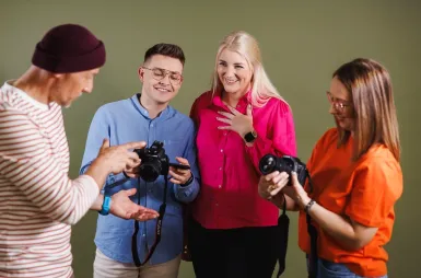 Laboratoria i pracownie | Uniwersytet WSB Merito Opole: Studenci korzystający ze sprzętu fotograficznego