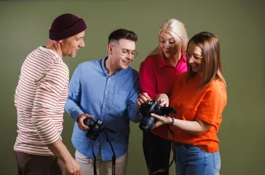 Laboratoria i pracownie | Uniwersytet WSB Merito Opole: Studenci korzystający ze przętu fotograficznego