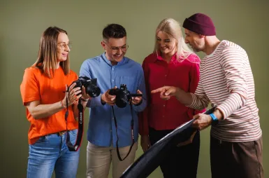 Laboratoria i pracownie | Uniwersytet WSB Merito Opole: Studenci na zajęciach fotograficznych