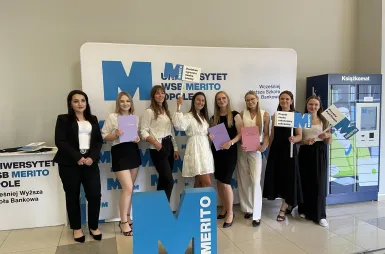 Historyczny moment dla  Uniwersytetu WSB Merito Opole. Pierwsi absolwenci psychologii i dietetyki z dyplomami! | Uniwersytet WSB Merito Opole: obrony