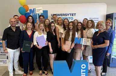 Historyczny moment dla  Uniwersytetu WSB Merito Opole. Pierwsi absolwenci psychologii i dietetyki z dyplomami! | Uniwersytet WSB Merito Opole: obrony