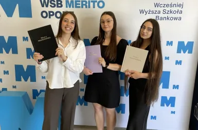 Historyczny moment dla  Uniwersytetu WSB Merito Opole. Pierwsi absolwenci psychologii i dietetyki z dyplomami! | Uniwersytet WSB Merito Opole: obrony