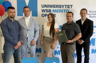 Historyczny moment dla  Uniwersytetu WSB Merito Opole. Pierwsi absolwenci psychologii i dietetyki z dyplomami! | Uniwersytet WSB Merito Opole: obrony