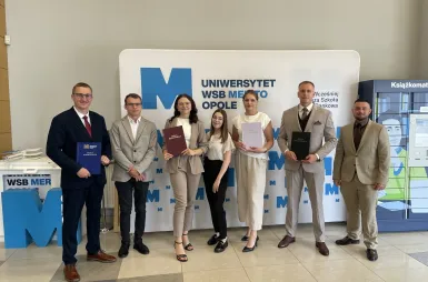 Historyczny moment dla  Uniwersytetu WSB Merito Opole. Pierwsi absolwenci psychologii i dietetyki z dyplomami! | Uniwersytet WSB Merito Opole: obrony