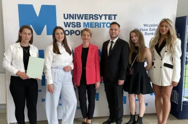 Historyczny moment dla  Uniwersytetu WSB Merito Opole. Pierwsi absolwenci psychologii i dietetyki z dyplomami! | Uniwersytet WSB Merito Opole: obrony