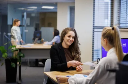 Aktualności | Uniwersytet WSB Merito Opole: Zdjęcie główne: Opole - aktualność: dziewczyna w czarnej koszulce rozmawia ze specjalistą i zapisuje się na studia