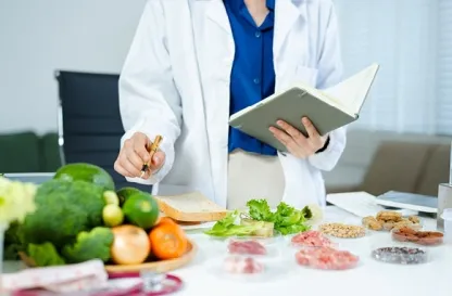 Aktualności | Uniwersytet WSB Merito Opole: Zdjęcie główne: Opole - konferencja Meritum Żywienia - dietetyk pracuje z żywnością