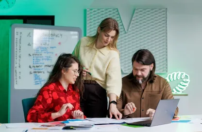 Aktualności | Uniwersytet WSB Merito Opole: Główna grafika: Opole - studia podyplomowe -Sztuczna inteligencja (AI) z elementami cyberpsychologii - uczestnicy studiów podyplomowych analizują wspólnie notatki 